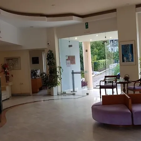 Melina Apartahotel Platanés